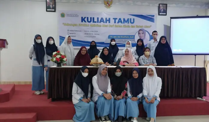 Program Studi S-1 Farmasi , Universitas Mandala Waluya (UMW) Kendari, menggelar kegiatan kuliah tamu dengan tema “Hubungan struktur aktivitas obat dari bahan kimia dan bahan alam” di Aula UMW Kendari, pada Kamis (4/5/2023).